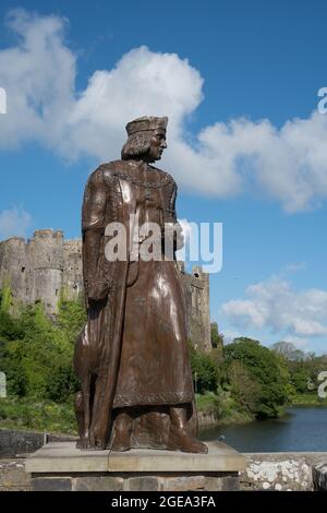 Statue de Henry V11 devant le château de Pembroke, Pembroke, Pembrokeshire, pays de Galles Banque D'Images