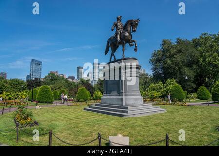 Une statue équestre du général George Washington à l'entrée du Boston Common. Banque D'Images