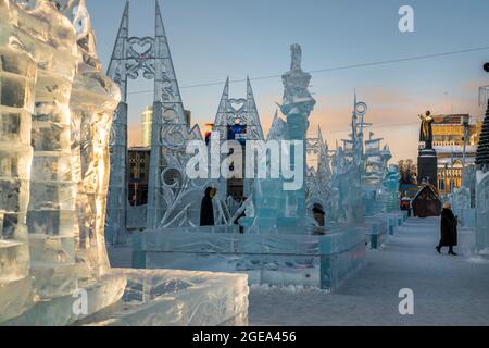 Des sculptures complexes de conception sans fin peuplent un village de glace communautaire à Ekaterinbourg en Russie. Banque D'Images