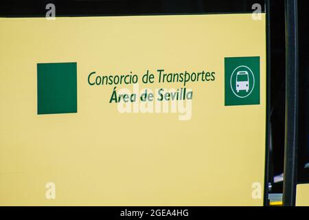 Carmona Espagne le 17 août 2021 autobus de ville traversant les rues de Carmona pendant l'épidémie de coronavirus qui a frappé l'Espagne Banque D'Images