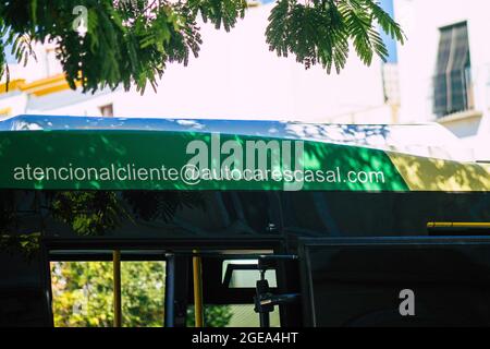 Carmona Espagne le 17 août 2021 autobus de ville traversant les rues de Carmona pendant l'épidémie de coronavirus qui a frappé l'Espagne Banque D'Images