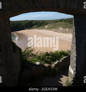 Vue depuis le haut des marches de la plage à Barafundle Bay, Pembrokeshire, pays de Galles Banque D'Images