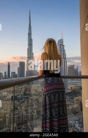 Une femme s'est vue sur le balcon de son appartement à Dubaï. Banque D'Images