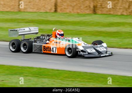 Mars 2-4-0 voiture de course expérimentale de Formule 1 à six roues construite par March Engineering au Goodwood Festival of Speed 2014. Montée en pente Banque D'Images