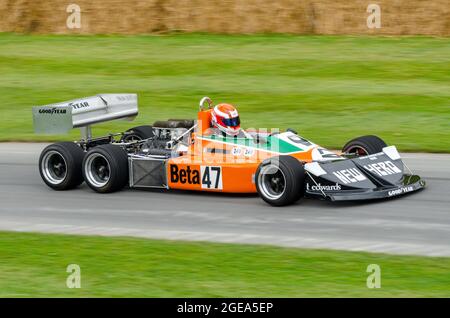 Mars 2-4-0 voiture de course expérimentale de Formule 1 à six roues construite par March Engineering au Goodwood Festival of Speed 2014. Montée en pente Banque D'Images