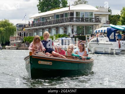 Famille avec enfants sur la Tamise pendant la régate royale de Henley, Henley-on-Thames, Oxfordshire, Angleterre, Royaume-Uni Banque D'Images