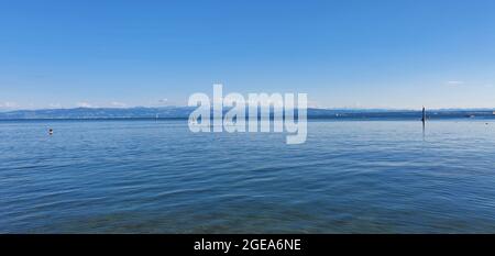 Friedrichshafen Allemagne juillet 2020 Lac de Constance avec vue sur les montagnes et activités nautiques par beau temps avec ciel bleu Banque D'Images