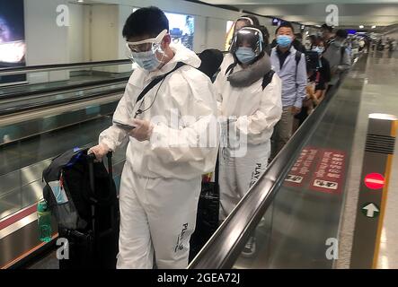 Hong Kong, Chine. 18 août 2021. Les passagers portent un équipement de protection individuelle (EPI) tout au long de leur transport à travers l'aéroport international de Hong Kong le mercredi 18 août 2021. Hong Kong reste en état d'alerte pour la menace d'une nouvelle épidémie de Covid, car elle reste un important centre de voyage et une destination en Asie. Photo de Stephen Shaver/UPI crédit: UPI/Alay Live News Banque D'Images