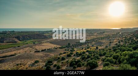 Paysage près d'Arigento en été au coucher du soleil. Agrigento, Sicile, Italie Banque D'Images