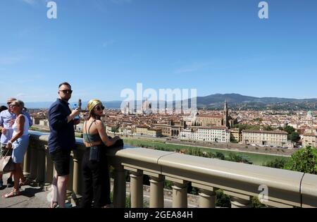 Florence, Italie. 17 août 2021. Touristes à Piazzale Michelangelo, Florence, Italie, le 17 août 2021. Bien que Florence ait obtenu un « label rouge des températures élevées » pendant une semaine, les touristes se bousculaient de nouveau dans la ville après le long arrêt dû à une pandémie. (ELISA Gestri/Sipusa) Credit: SIPA USA/Alay Live News Banque D'Images