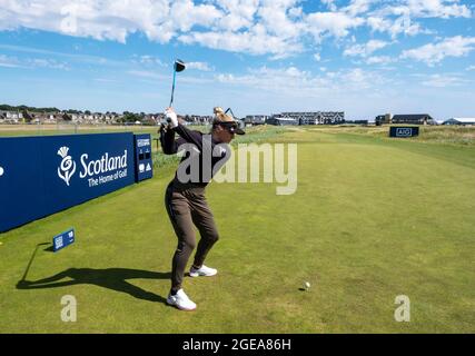 Charley Hull, en Angleterre, débarque au 18, lors d'une journée de prévisualisation avant l'AIG Women's Open à Carnoustie. Date de la photo: Mercredi 18 août 2021. Voir PA Story GOLF Women. Le crédit photo devrait se lire comme suit : Ian Rutherford/PA Wire. RESTRICTIONS : l'utilisation est soumise à des restrictions. Utilisation éditoriale uniquement, aucune utilisation commerciale sans le consentement préalable du détenteur des droits. Banque D'Images