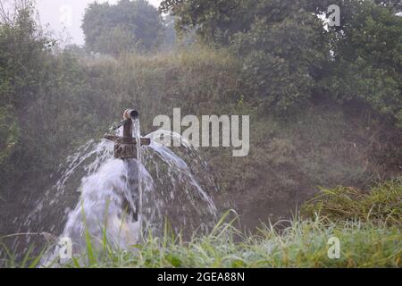 eau claire douce et saine débordant du jet d'eau les jours de pluie, Banque D'Images