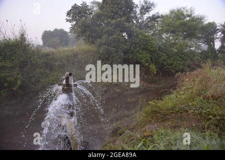 eau claire douce et saine débordant du jet d'eau les jours de pluie, Banque D'Images