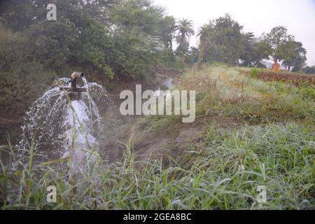 eau claire douce et saine débordant du jet d'eau les jours de pluie, Banque D'Images