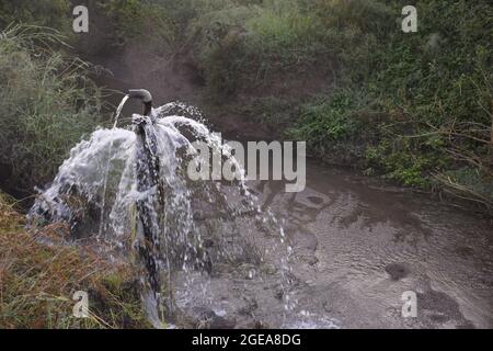 eau claire douce et saine débordant du jet d'eau les jours de pluie, Banque D'Images