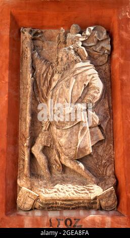 Sculpture du Bas-relief de St, Christopher portant l'enfant Christ à travers une rivière (au-dessus de l'entrée de la chapelle Saint-Georges à la forteresse de Hohensalzburg, . Banque D'Images