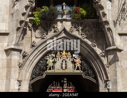 Armoiries en haut de l'entrée principale de la nouvelle mairie (Neues Rathaus), Municj, Allemagne Banque D'Images