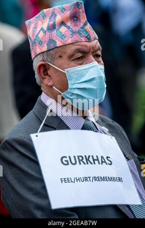 Londres, Royaume-Uni. 18 août 2021. Un vétéran de Gurkha lors d'une manifestation sur la place du Parlement appelant à l'égalité des pensions pour les Gurkhas qui ont pris leur retraite avant 1997 mais qui ne sont pas éligibles pour une pension complète des forces armées britanniques. Trois soldats népalais sont au 12 e jour d'une grève de la faim à l'extérieur de Downing Street et un membre aurait été transporté à l'hôpital après avoir subi une crise cardiaque. Un porte-parole du premier ministre a déclaré qu'il n'y avait pas de projet pour Boris Johnson de rencontrer les anciens combattants. Credit: Stephen Chung / Alamy Live News Banque D'Images