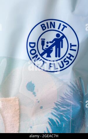 Le symbole Bin IT Don't Flush IT est apposé sur le paquet de lingettes nettoyantes pour le visage biodégradables Boots sans parfum Banque D'Images