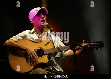 21 JUILLET 2021 - GÊNES, ITALIE : Manu Chao et ses musiciens jouent en direct au festival Goa-Boa 2021, à l'Arena del Mare di Porto Antico à Gênes Banque D'Images