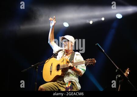 21 JUILLET 2021 - GÊNES, ITALIE : Manu Chao et ses musiciens jouent en direct au festival Goa-Boa 2021, à l'Arena del Mare di Porto Antico à Gênes Banque D'Images