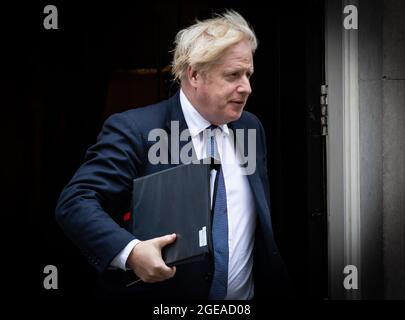 Londres, Royaume-Uni. 2 août 2021. Le Premier ministre Boris Johnson quitte 10 Downing Street pour faire une déclaration sur la crise en Afghanistan.le Premier ministre Boris Johnson a rappelé le Parlement depuis ses vacances d'été pour débattre de la réponse de la Grande-Bretagne au retrait américain d'Afghanistan où le régime taliban a pris le contrôle de la nation. (Credit image: © Tejas Sandhu/SOPA Images via ZUMA Press Wire) Banque D'Images