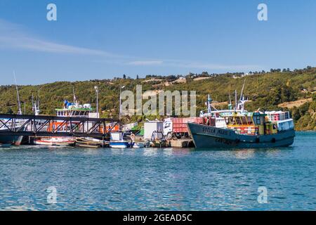 DALCAHUE, CHILI - 21 MARS 2015 : navires dans un port de Dalcahue, île de Quinchao, Chili Banque D'Images