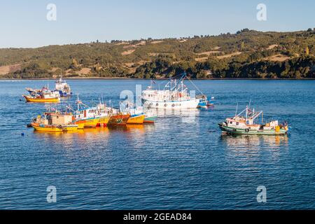 DALCAHUE, CHILI - 21 MARS 2015 : bateaux de pêche dans le village de Dalcahue, île Chiloe, Chili Banque D'Images