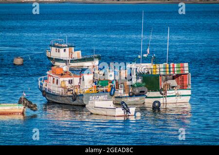 DALCAHUE, CHILI - 21 MARS 2015 : bateaux de pêche dans le village de Dalcahue, île Chiloe, Chili Banque D'Images