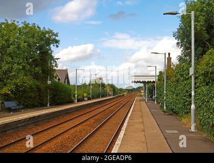 Vue sur la station Salhouse avec deux voies sur la ligne Bittern entre Norwich et Sheringham à Salhouse, Norfolk, Angleterre, Royaume-Uni. Banque D'Images