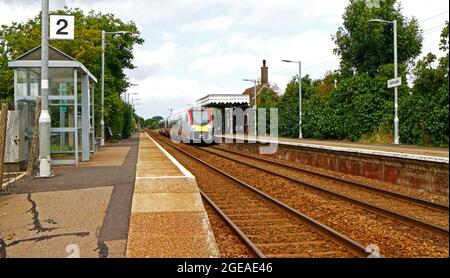 Vue sur le train britannique de classe 755 arrivant à la gare de Salhouse sur la ligne Bittern à Salhouse, Norfolk, Angleterre, Royaume-Uni. Banque D'Images