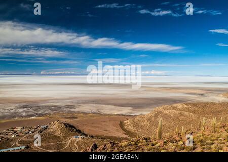 Village de Puerto Chuvica, situé près de la plaine de sel de Salar de Uyuni en Bolivie. Banque D'Images