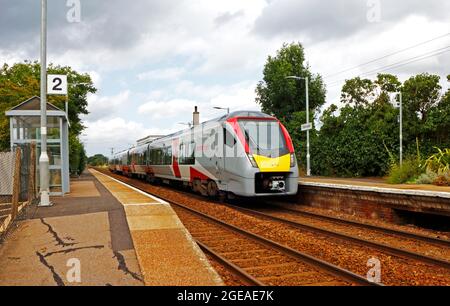 Une vue du train de classe 755 de British Rail s'est arrêtée à la gare de Salhouse sur la ligne Bittern à Salhouse, Norfolk, Angleterre, Royaume-Uni. Banque D'Images