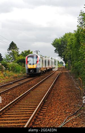 Vue sur le train British Rail classe 755 quittant la gare de Salhouse sur la ligne Bittern pour Norwich à Salhouse, Norfolk, Angleterre, Royaume-Uni. Banque D'Images