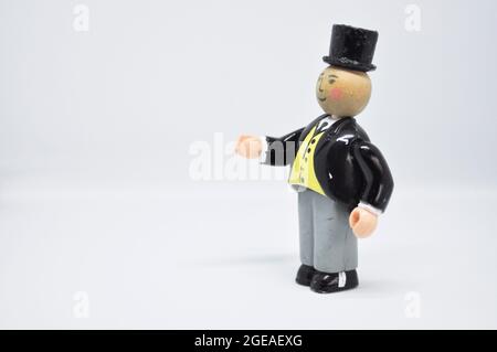 Jouet en bois figure de - le contrôleur de graisse (Sir Topham Hatt) de la série Thomas le moteur de réservoir.L'image est définie sur un arrière-plan blanc. Banque D'Images