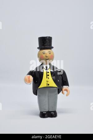 Jouet en bois figure de - le contrôleur de graisse (Sir Topham Hatt) de la série Thomas le moteur de réservoir.L'image est définie sur un arrière-plan blanc. Banque D'Images