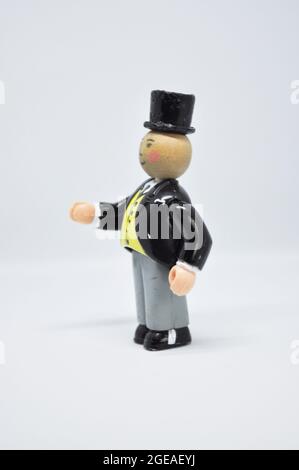 Jouet en bois figure de - le contrôleur de graisse (Sir Topham Hatt) de la série Thomas le moteur de réservoir.L'image est définie sur un arrière-plan blanc. Banque D'Images