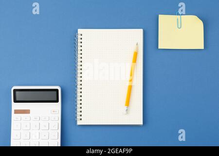 Bloc-notes, crayon, calculatrice, feuille de notes. Banque D'Images