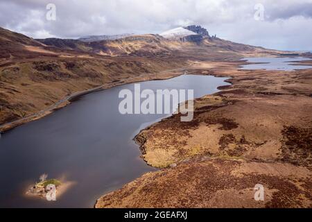 loch fada isle of skye avec l'ancien homme de la formation rocheuse storr au-delà Banque D'Images