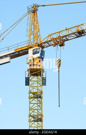 Construction d'une tour de grue sur fond bleu ciel. Grue tour jaune. Grue de construction industrielle Banque D'Images