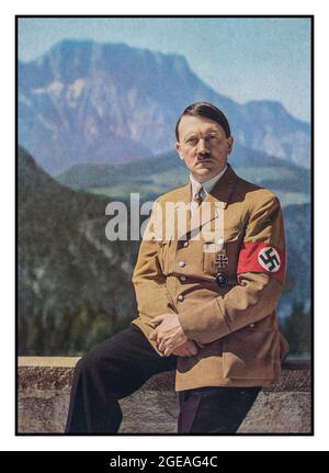 Adolf Hitler BERGHOF des années 1940 Portrait informel en uniforme militaire avec brassard de swastika photographié en plein air avec toile de fond de montagne, par son photographe personnel Heinrich Hoffmann à sa retraite en montagne le Berghof près de Berchtesgaden Obersalzberg Bavière Allemagne Banque D'Images