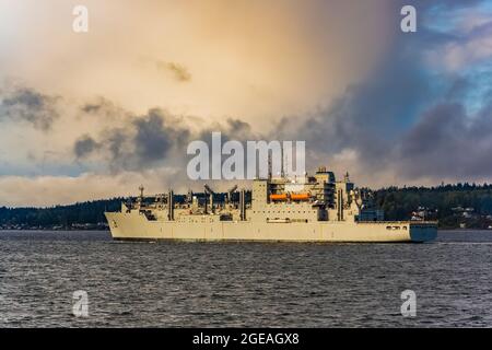 Le navire de la marine américaine Carl Brashear est en cours sur Puget Sound après avoir quitté le chantier naval de Puget Sound et l'installation de maintenance intermédiaire à Bremerton, Wash Banque D'Images