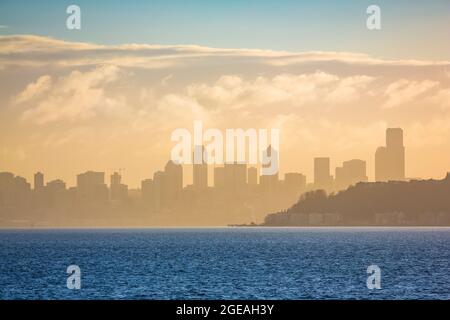 Une matinée faggy traversant Elliot Bay de Puget Sound, en approchant de Seattle sur le Washington State Ferry de Bremerton, Washington State, États-Unis Banque D'Images