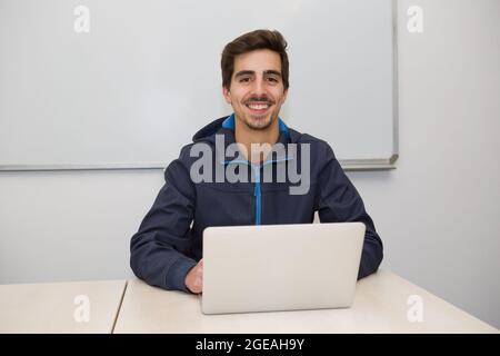 Jeune étudiant travaillant à l'ordinateur en classe Banque D'Images