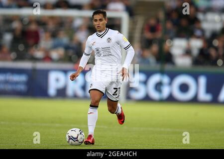 Swansea, Royaume-Uni. 17 août 2021. Yan Dhanda de la ville de Swansea en action. EFL Skybet Championship Match, Swansea City v Stoke City au stade Swansea.com de Swansea le mardi 17 août 2021. Cette image ne peut être utilisée qu'à des fins éditoriales. Utilisation éditoriale uniquement, licence requise pour une utilisation commerciale. Aucune utilisation dans les Paris, les jeux ou les publications d'un seul club/ligue/joueur. photo par Andrew Orchard/Andrew Orchard sports Photography/Alamy Live News crédit: Andrew Orchard sports Photography/Alamy Live News Banque D'Images