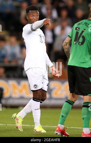 Swansea, Royaume-Uni. 17 août 2021. Ethan Laird de Swansea City regarde dessus. EFL Skybet Championship Match, Swansea City v Stoke City au stade Swansea.com de Swansea le mardi 17 août 2021. Cette image ne peut être utilisée qu'à des fins éditoriales. Utilisation éditoriale uniquement, licence requise pour une utilisation commerciale. Aucune utilisation dans les Paris, les jeux ou les publications d'un seul club/ligue/joueur. photo par Andrew Orchard/Andrew Orchard sports Photography/Alamy Live News crédit: Andrew Orchard sports Photography/Alamy Live News Banque D'Images