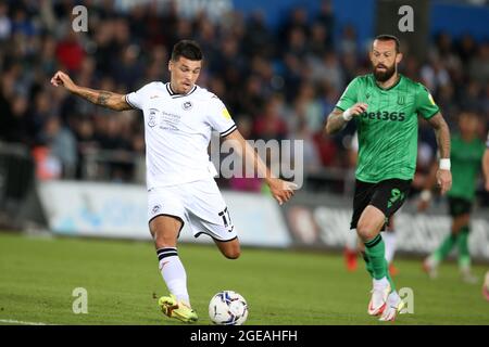 Swansea, Royaume-Uni. 17 août 2021. Joel Piroe, de Swansea, prend une photo au but. EFL Skybet Championship Match, Swansea City v Stoke City au stade Swansea.com de Swansea le mardi 17 août 2021. Cette image ne peut être utilisée qu'à des fins éditoriales. Utilisation éditoriale uniquement, licence requise pour une utilisation commerciale. Aucune utilisation dans les Paris, les jeux ou les publications d'un seul club/ligue/joueur. photo par Andrew Orchard/Andrew Orchard sports Photography/Alamy Live News crédit: Andrew Orchard sports Photography/Alamy Live News Banque D'Images