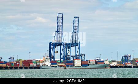 Felixstowe, Suffolk - 18 août 2021 : grues portuaires vues de l'autre côté du port de Shotley. Banque D'Images