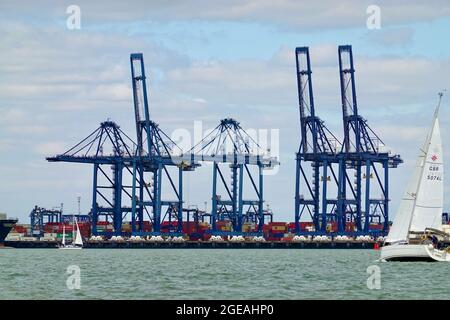 Felixstowe, Suffolk - 18 août 2021 : grues portuaires vues de l'autre côté du port de Shotley. Banque D'Images