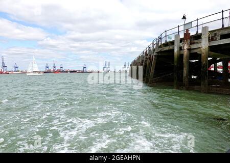 Harwich, Essex - 18 août 2021 : le port vu d'un amarrage à la jetée de Ha'penny. Banque D'Images